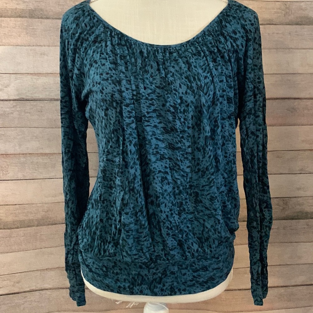 Daisy Fuentes Women’s Long Sleeve Shirt. Size M. Light weight material.